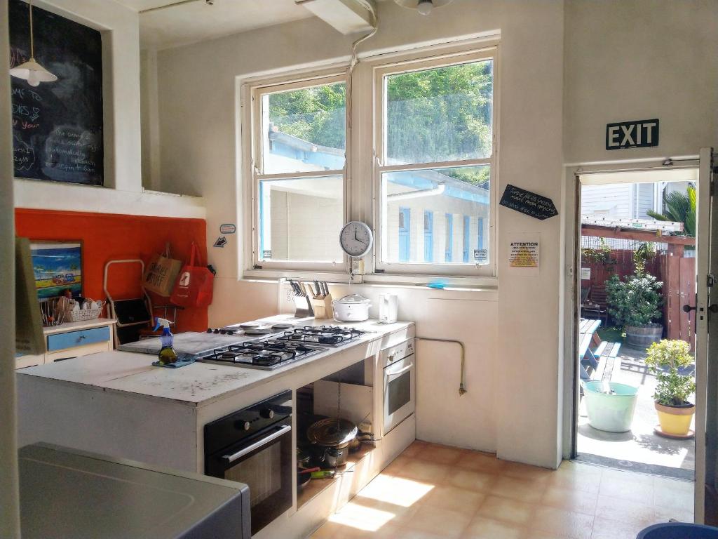 een keuken met een fornuis top oven naast een raam bij Toad Hall Accommodation in Napier