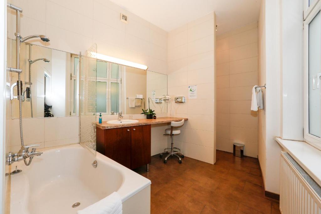 Timeout City Hotel, 5 min to city center, Self Check In - Resim 16