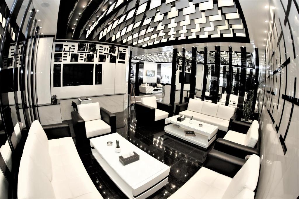 uma fotografia a preto e branco de um quarto com mobiliário branco em Beverly Hotel Beirut em Beirute