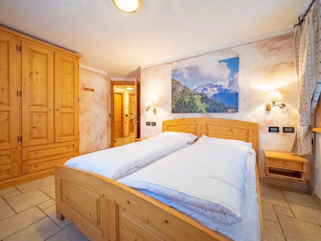 a bedroom with a large bed in a room at Baita Stebline in Livigno