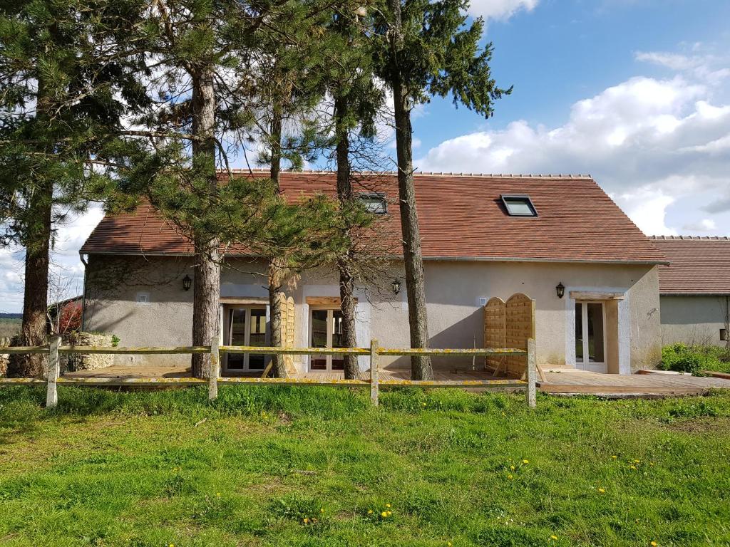a house with a fence in front of it at Gîte équestre in La Roche-Posay
