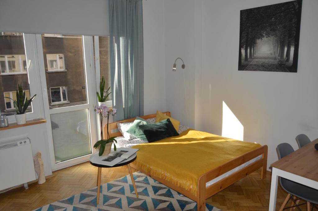 Un pat sau paturi într-o cameră la Apartamenty Kraków Mazowiecka 11