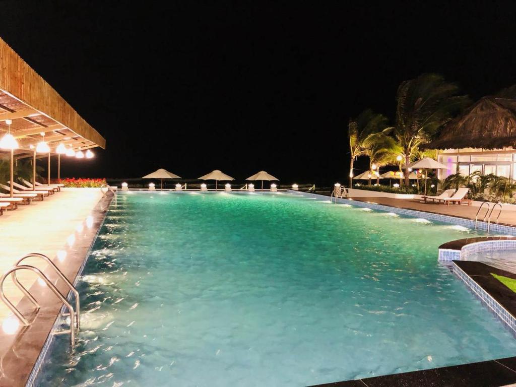 ein Schwimmbad in einem Resort in der Nacht in der Unterkunft ARIA RESORT-FREE SWIMMING POOL, Relax by sea Hồ bơi miên phí và bãi tắm riêng, 40m ra biển in Vũng Tàu