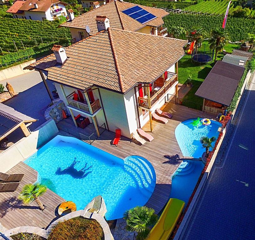 uma vista aérea de uma casa com piscina em Wiesmüllerhof em Caldaro