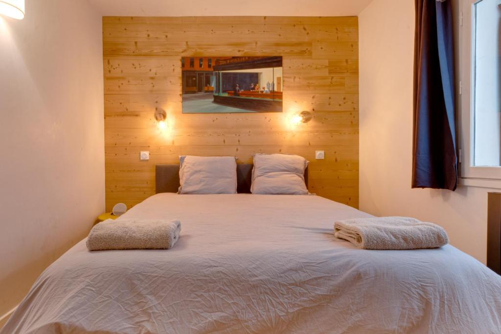 une chambre avec un grand lit avec deux oreillers dessus dans l'établissement Annecy Jeremy Apartment, à Annecy