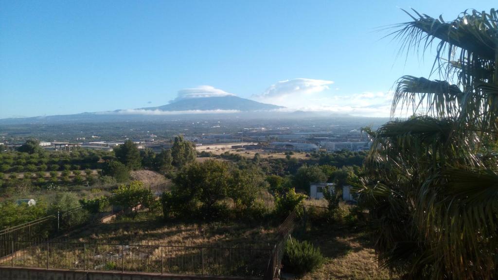 una vista desde la cima de una colina con una montaña en Bed & Breakfast Kalinka en Motta SantʼAnastasia