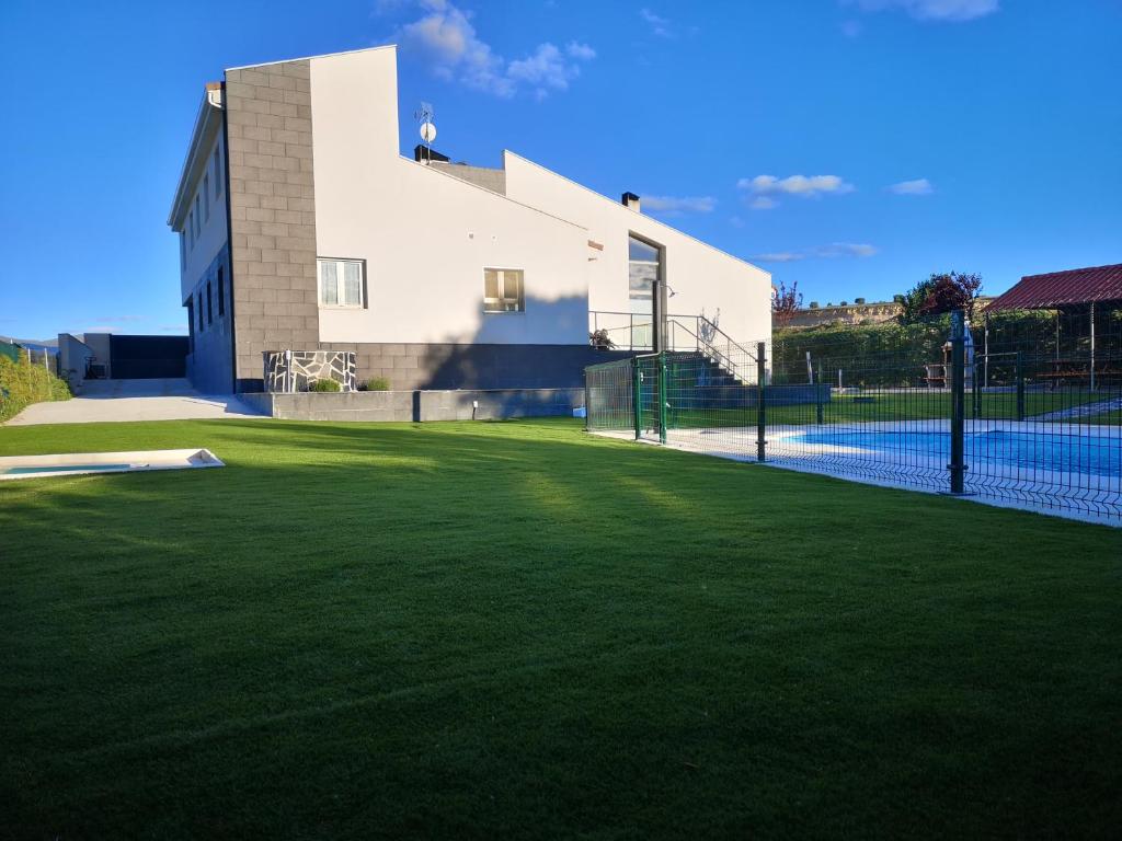ein Gebäude mit einem Tennisplatz vor einem Hof in der Unterkunft el rincon de la higuera in Espirdo