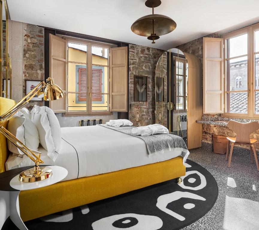 Un pat sau paturi într-o cameră la Hotel Calimala