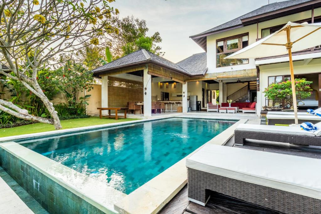 Bazén v ubytování Pristine Yuyu Villa Balian nebo v jeho okolí