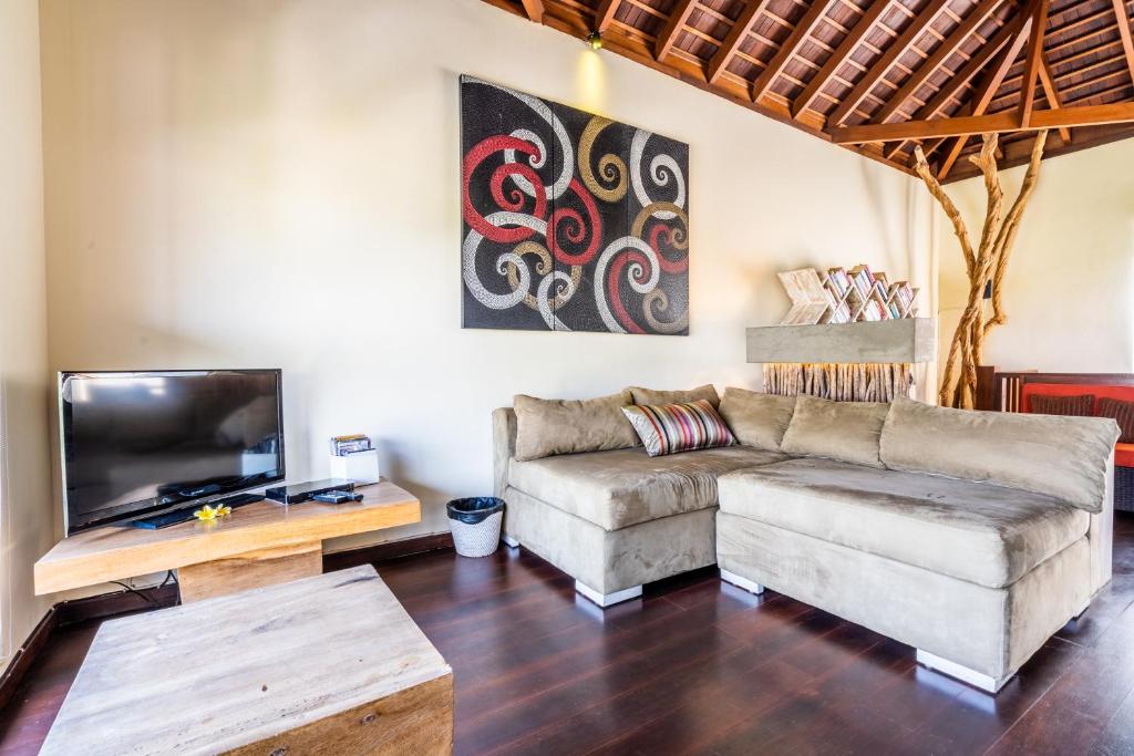 TV a/nebo společenská místnost v ubytování Pristine Yuyu Villa Balian