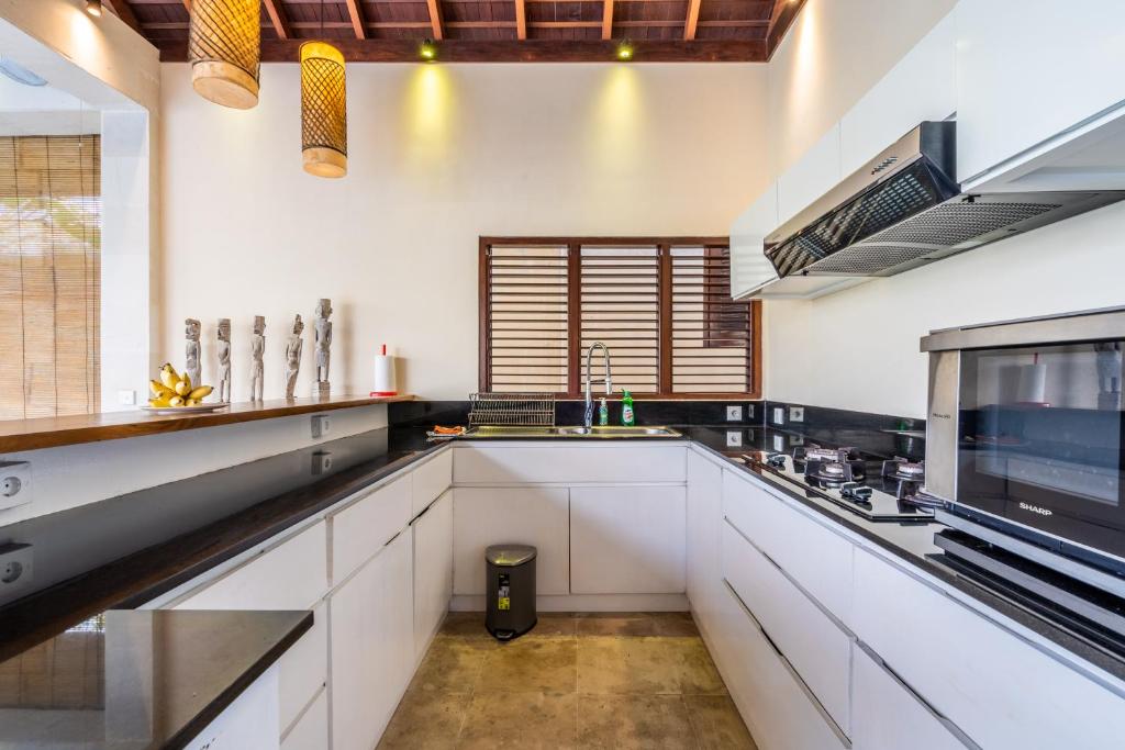 Kuchyň nebo kuchyňský kout v ubytování Pristine Yuyu Villa Balian