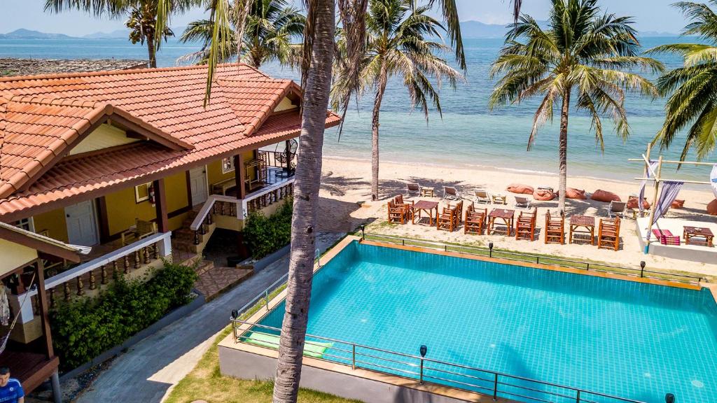 Una vista aérea de un complejo turístico con piscina y playa. en Sun Beach Bungalows, en Haad Rin