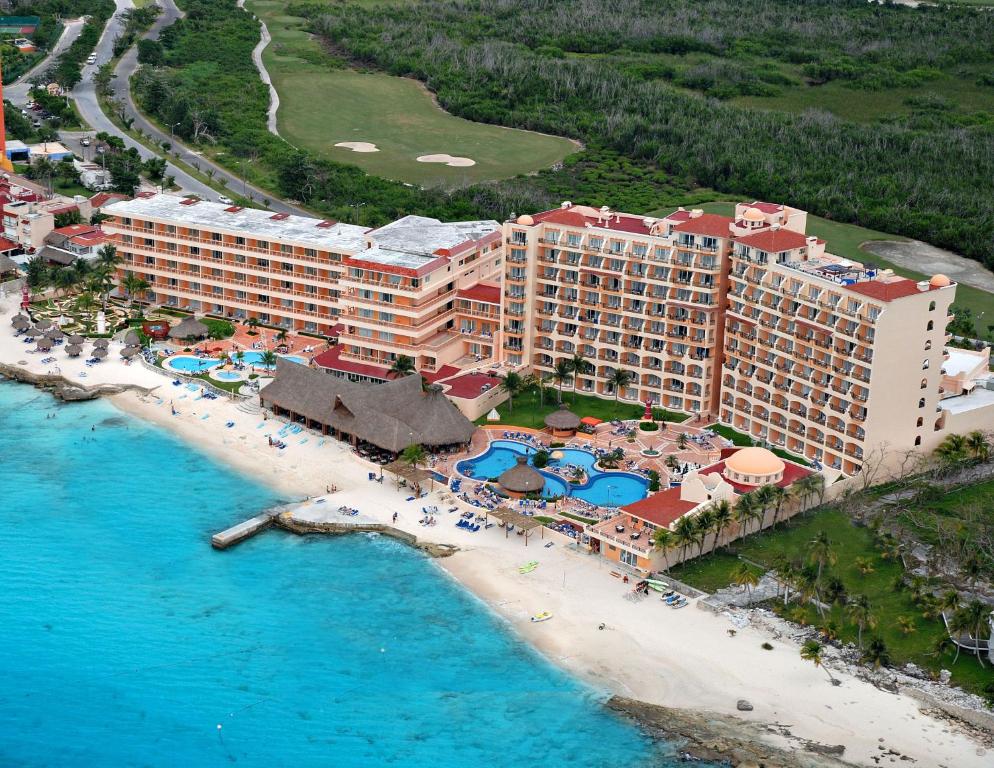 - une vue aérienne sur un complexe sur la plage dans l'établissement El Cozumeleño Beach Resort - All Inclusive, à Cozumel