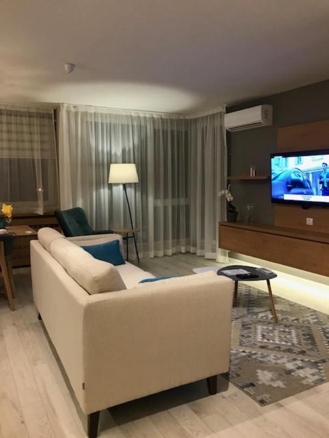 TV a/nebo společenská místnost v ubytování Riverside apart
