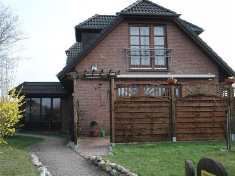 a large brick house with a large wooden gate at Smans Fewo in Neustadt in Holstein