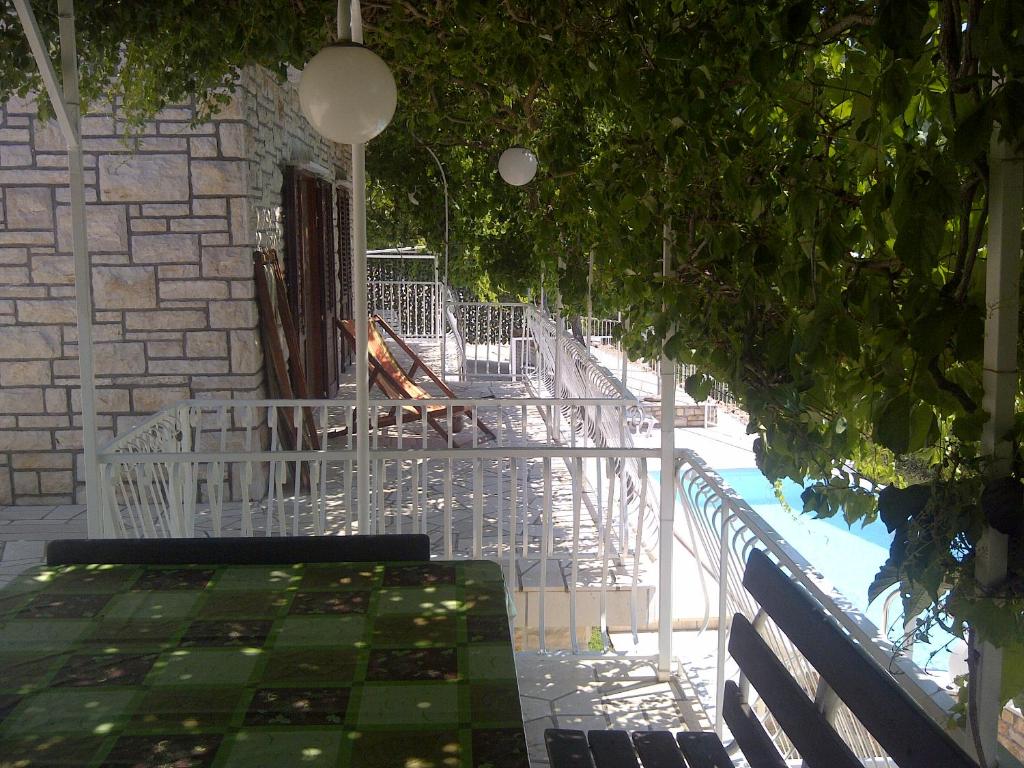 Bazén v ubytování Apartments Villa Sonia & Teo Hvar nebo v jeho okolí
