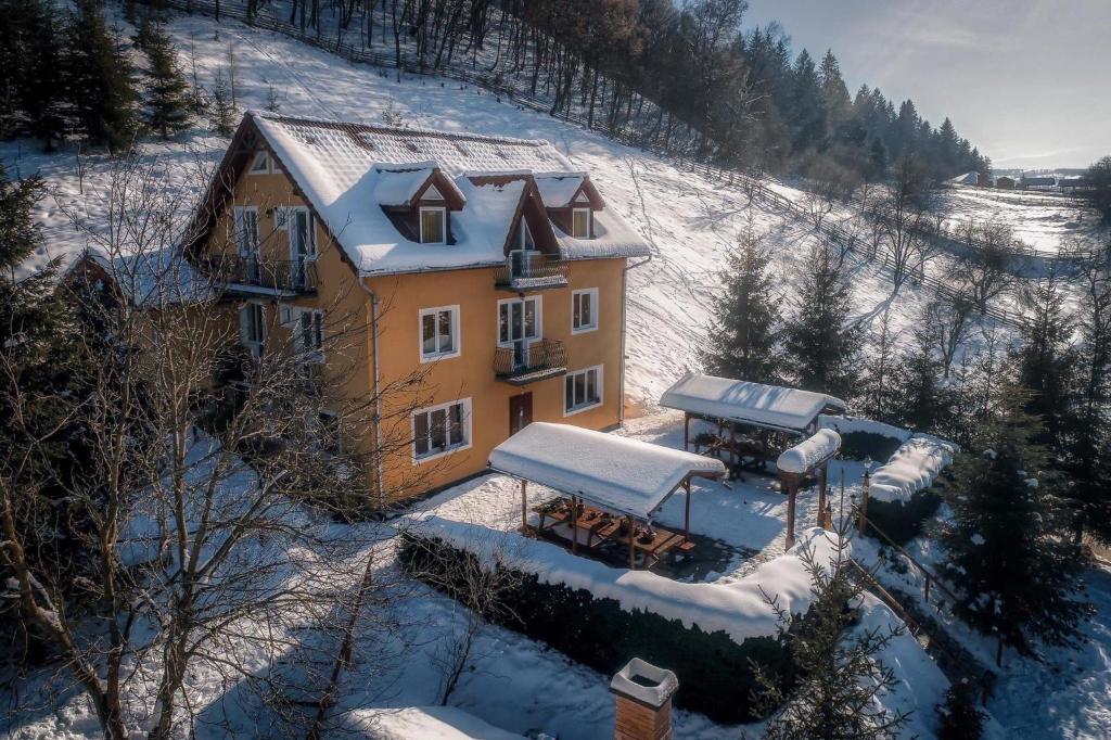 Το Pensiunea Hétvezér Panzió τον χειμώνα