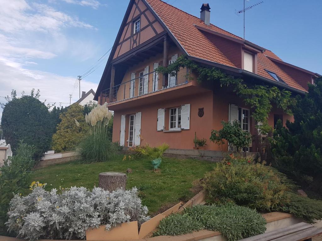 uma casa com um jardim em frente em Chez Filippa em Ostheim