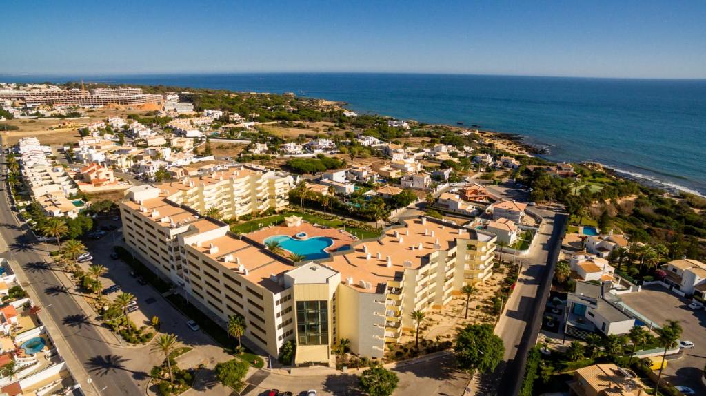 an aerial view of a resort and the ocean at VR Galé Mar in Albufeira