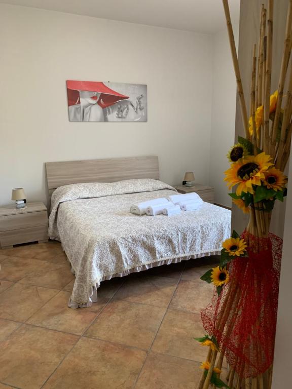 a bedroom with a bed and a vase of flowers at B&B SAN NAZZARO in Monteroduni
