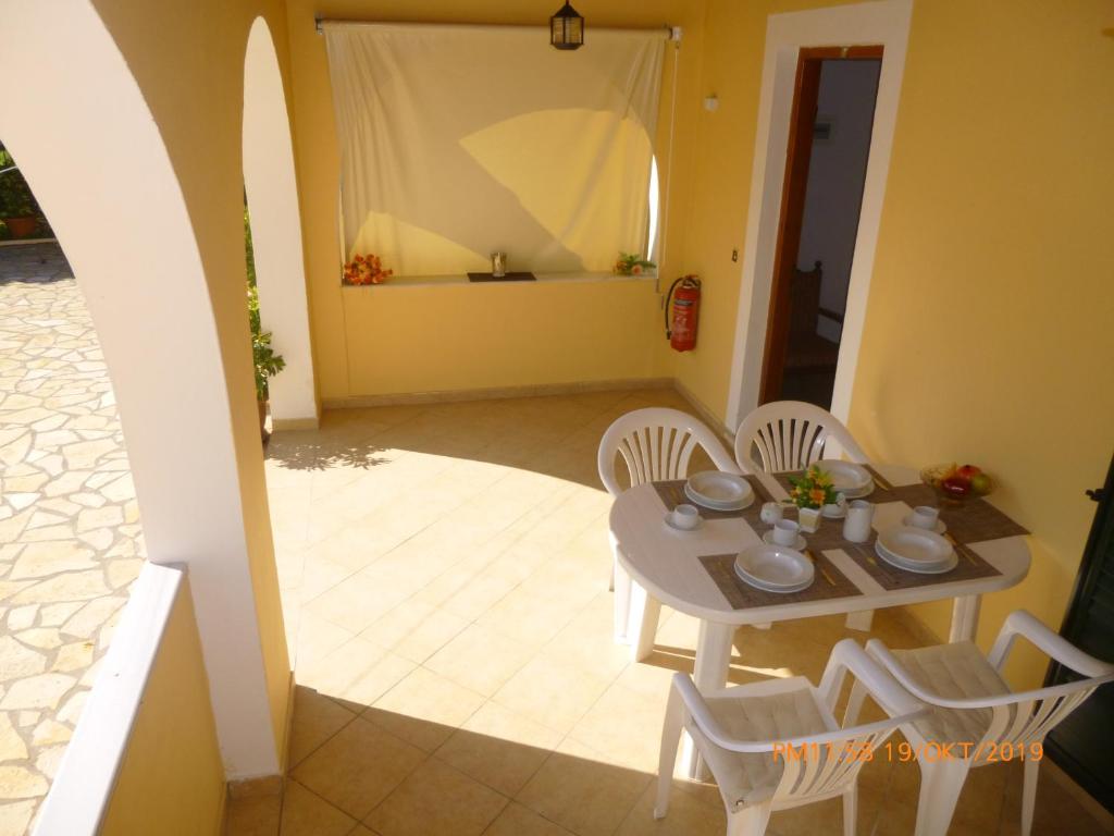 A seating area at Bungalows Niki