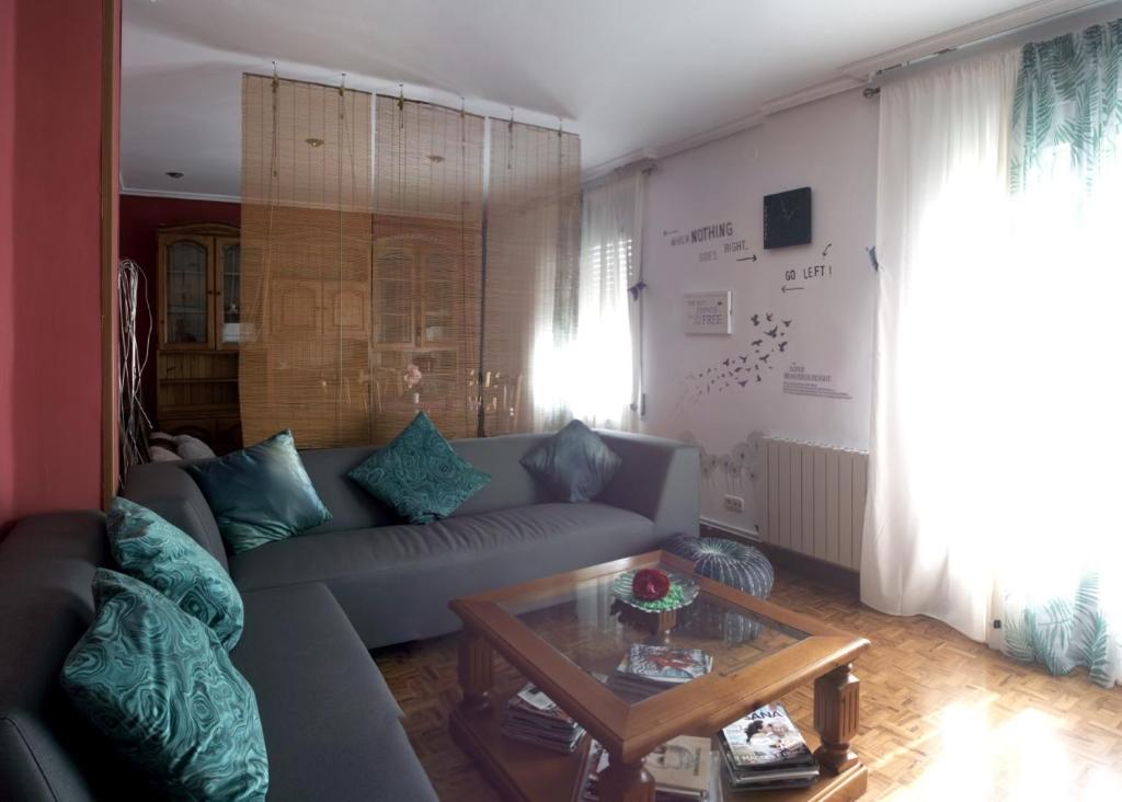 ein Wohnzimmer mit einem Sofa und einem Couchtisch in der Unterkunft IKIGAI wifi , Neflitx in Logroño