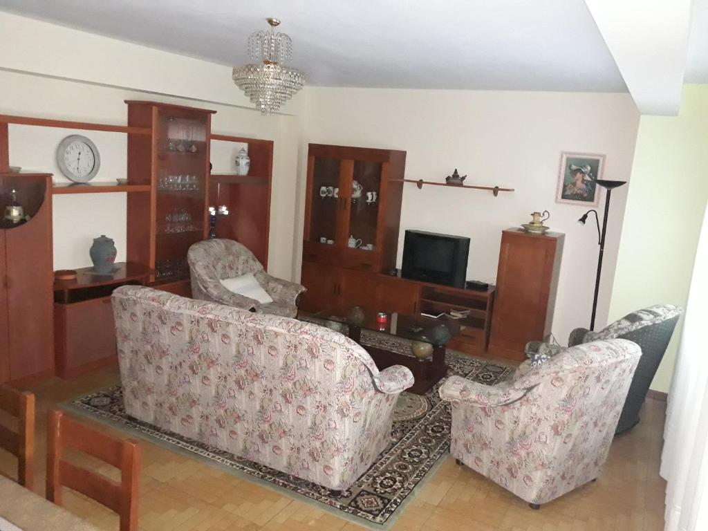 sala de estar con 2 sillas y TV en ADUANA, en Ponteceso