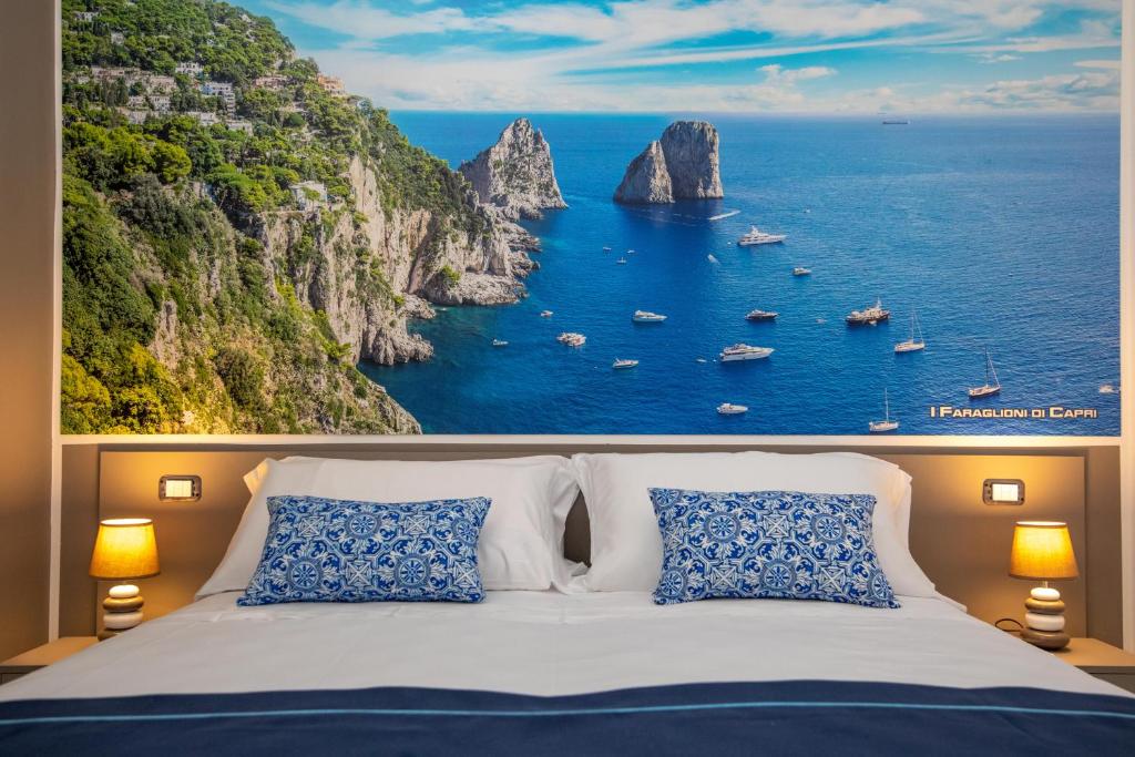 een slaapkamer met een grote foto van de kust van Amalfi bij Palazzo Caracciolo del Sole in Terzigno