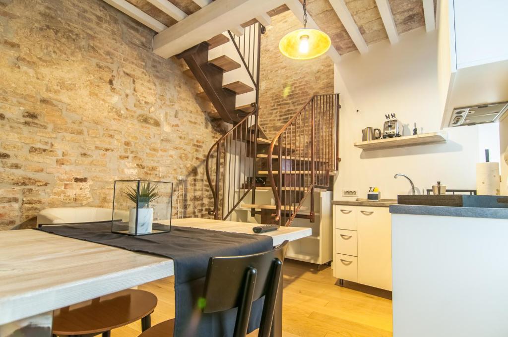 佩魯賈的住宿－Umbrian Concierge - La Corte del Grillo，厨房以及带桌椅的用餐室。