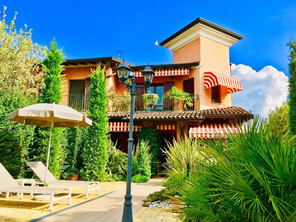 a house with a street light and an umbrella at B&B Desenzano Paradise in Desenzano del Garda