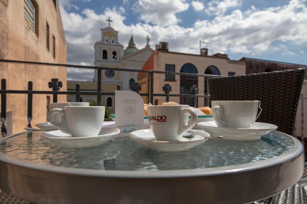 Príslušenstvo na prípravu kávy alebo čaju v ubytovaní Palazzo Caracciolo del Sole
