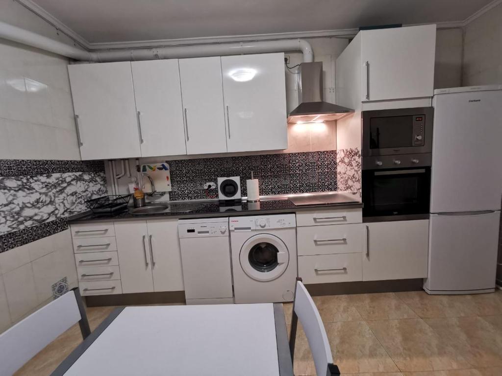 A kitchen or kitchenette at Casa Coqueta y confortable en Oviedo