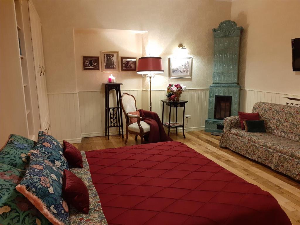 uma sala de estar com um sofá e uma lareira em Studios at Anchevskih 3 em Lviv