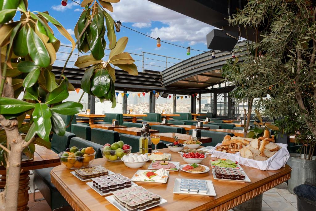 een tafel met eten bovenop een restaurant bij Sanat Hostel Taksim in Istanbul