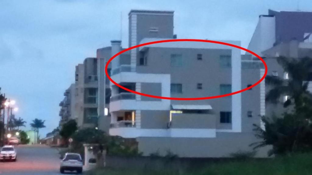 un círculo rojo está al lado de un edificio en Duplex D Agostini, en Bombinhas
