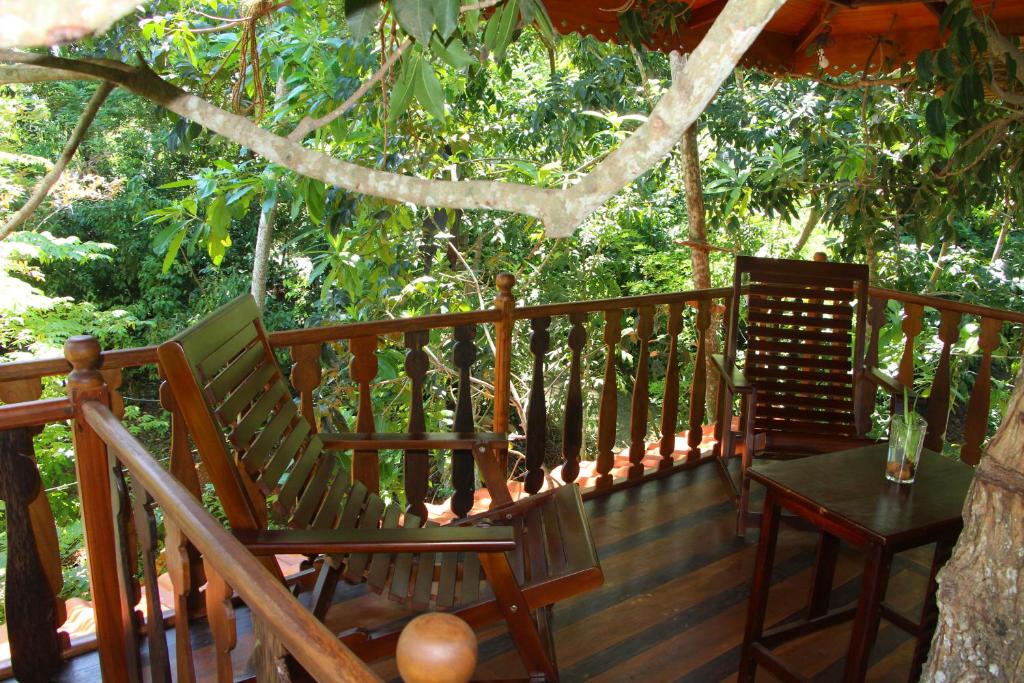 Balkón nebo terasa v ubytování Tree House-Midigama