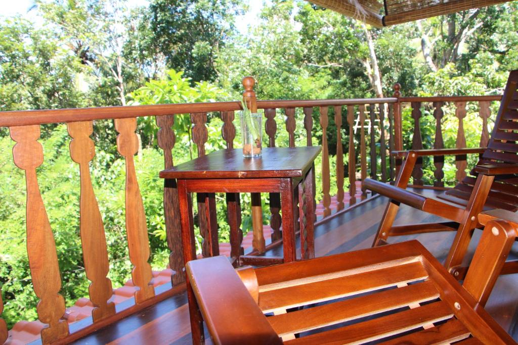 Balkón nebo terasa v ubytování Tree House-Midigama