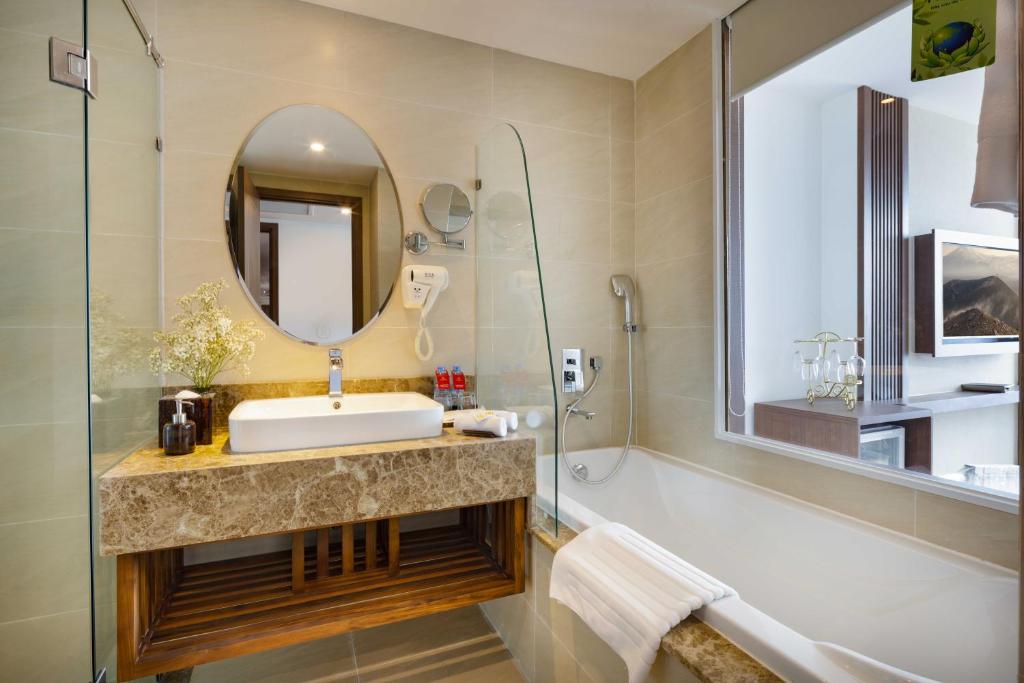 Phòng Gia đình Deluxe Nhìn ra Một góc Biển