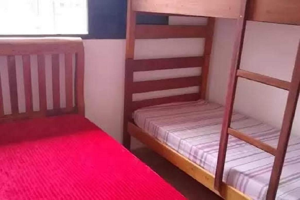 Tempat tidur susun dalam kamar di Apartamento Condomínio Boiçucanga Flat N 39 - Apto 10