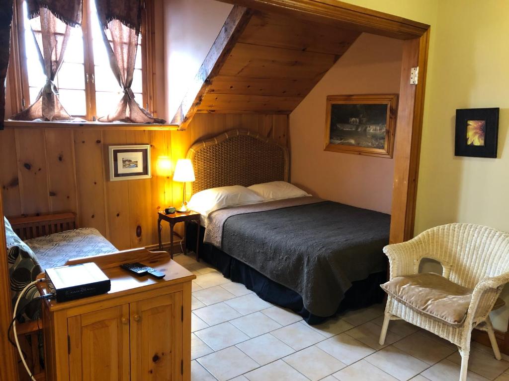 Postel nebo postele na pokoji v ubytování Manoir Ramezay