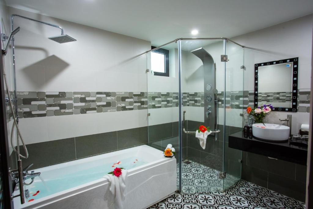 Koupelna v ubytování Hoianation Villas Hotel