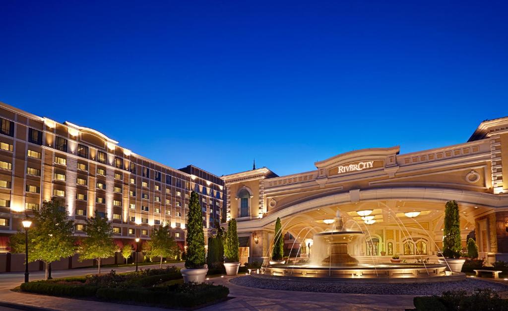 un gran edificio con una fuente frente a él en River City Casino and Hotel, en Lemay