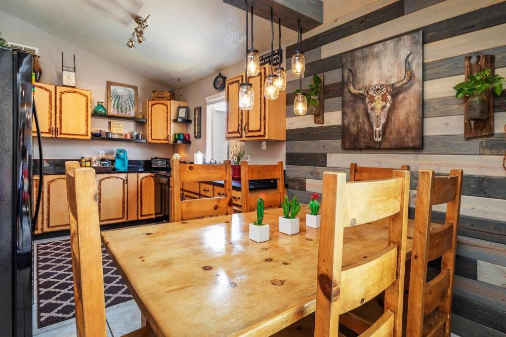Kuchyň nebo kuchyňský kout v ubytování Joshua Tree Village House