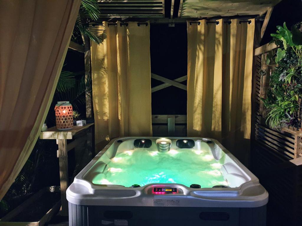 a jacuzzi tub in the middle of a backyard at La Plaine-itude & Spa in Saint-Paul