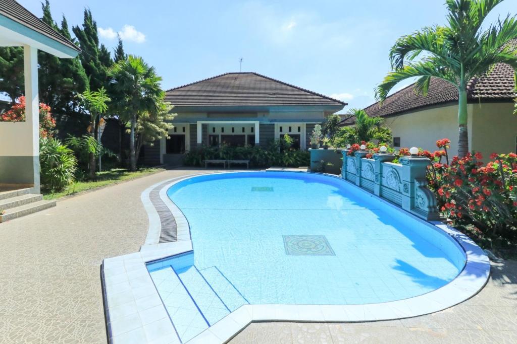 een zwembad voor een huis bij Villa Bunga in Malang