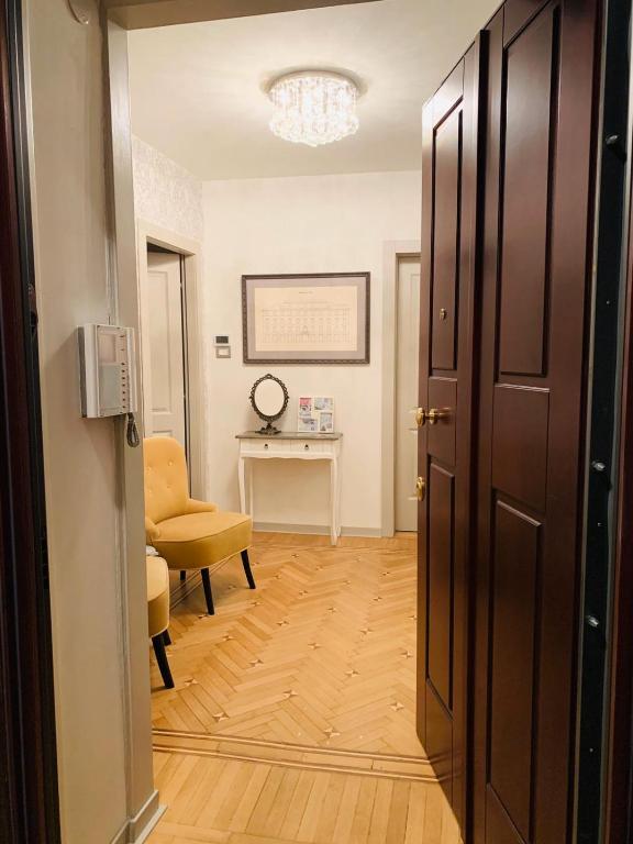 uma porta aberta para um quarto com uma mesa e uma cadeira em THE FIRST em Trieste