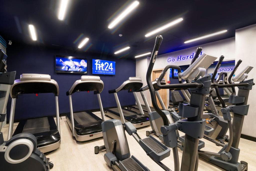 Fitness centrum a/nebo fitness zařízení v ubytování Ramada Hotel & Suites by Wyndham Yerevan