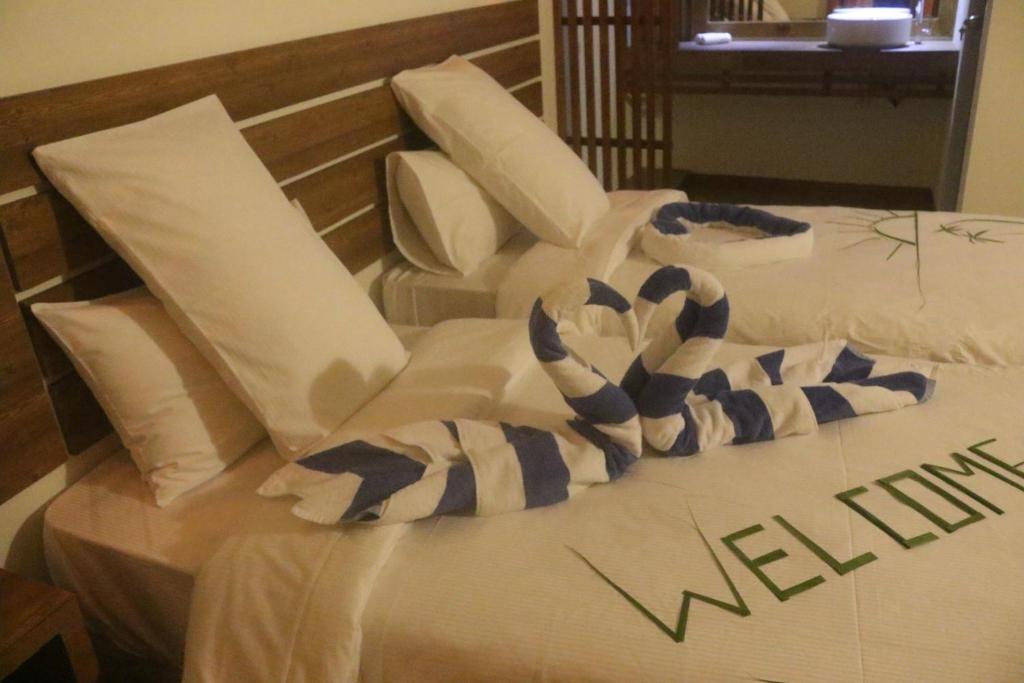 Postel nebo postele na pokoji v ubytování Rasdhoo Wave Blue