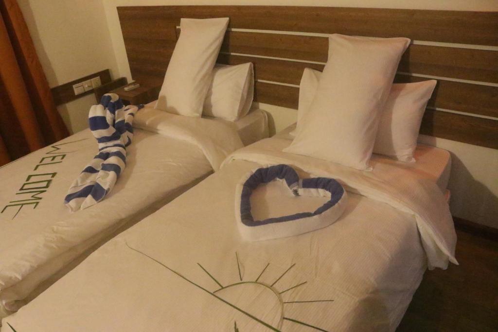 Postel nebo postele na pokoji v ubytování Rasdhoo Wave Blue