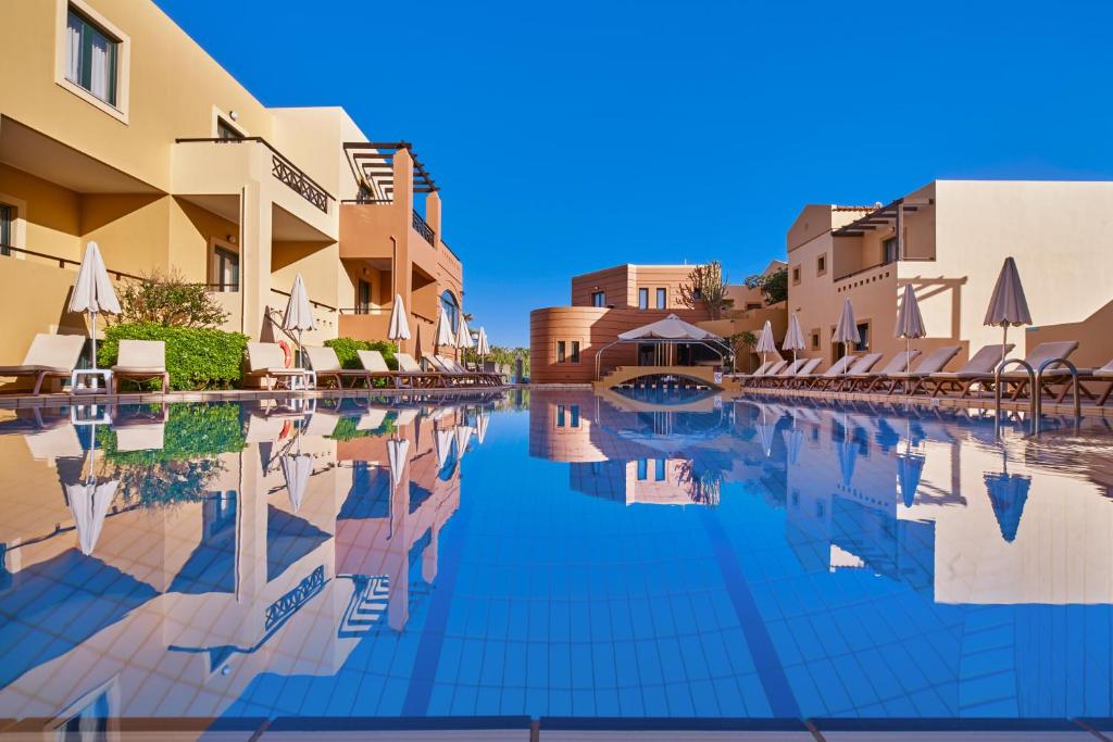 Bazén v ubytování Silver Beach Hotel & Apartments nebo v jeho okolí